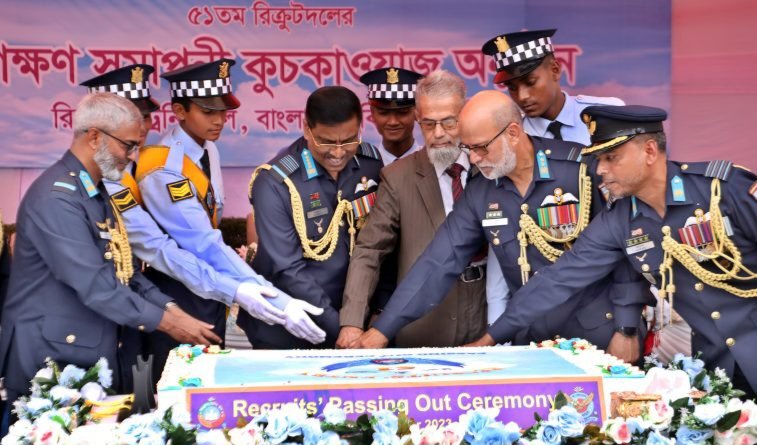 শমসেরনগরে বাংলাদেশ বিমান বাহিনীর ৫১তম প্রশিক্ষণ সমাপনী কুচকাওয়াজ অনুষ্ঠিত