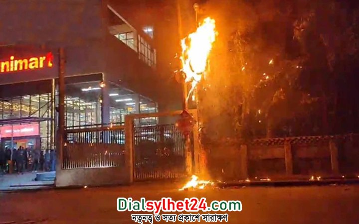 অল্পের জন্য রক্ষা পেল আম্বরখানা