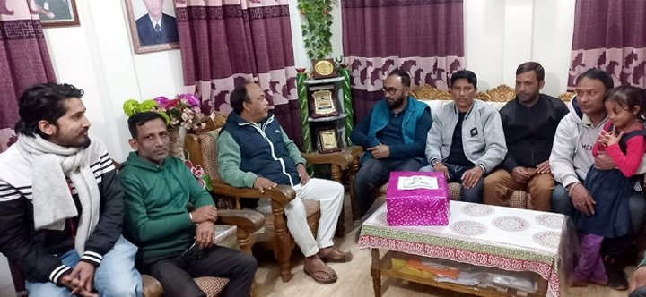 কারাবন্দী নেতাকর্মীদের বাসায় তারেক রহমানের উপহার পৌঁছে দিল যুবদল