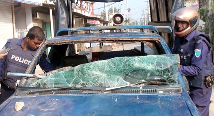 হবিগঞ্জে পুলিশ-ছাত্রদল সংঘর্ষে গাড়ি ভাঙচুর
