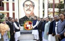 মাজার জিয়ারত ও বঙ্গবন্ধুর প্রতিকৃতিতে পুষ্পস্তবক অর্পণ করলেন শফিক চৌধুরী
