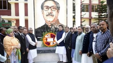 মাজার জিয়ারত ও বঙ্গবন্ধুর প্রতিকৃতিতে পুষ্পস্তবক অর্পণ করলেন শফিক চৌধুরী