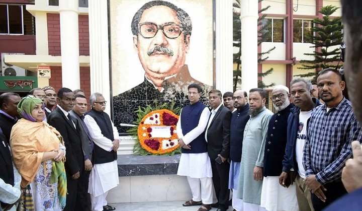 মাজার জিয়ারত ও বঙ্গবন্ধুর প্রতিকৃতিতে পুষ্পস্তবক অর্পণ করলেন শফিক চৌধুরী