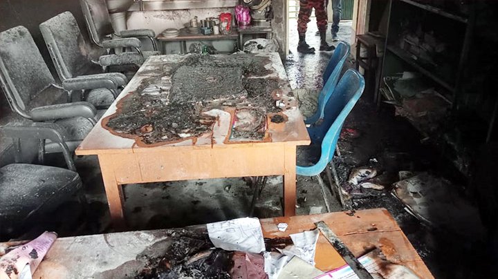 নির্বাচনী সহিংসতা : ১৬ জেলার ২৬ ভোট কেন্দ্রে আগুন