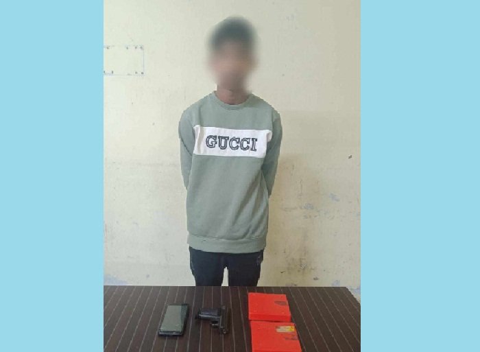 হোটেল অনুরাগ থেকে বিদেশি পিস্তলসহ তরুণ আটক