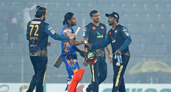 ঢাকাকে ১০ উইকেটে হারিয়ে চারে চার খুলনার