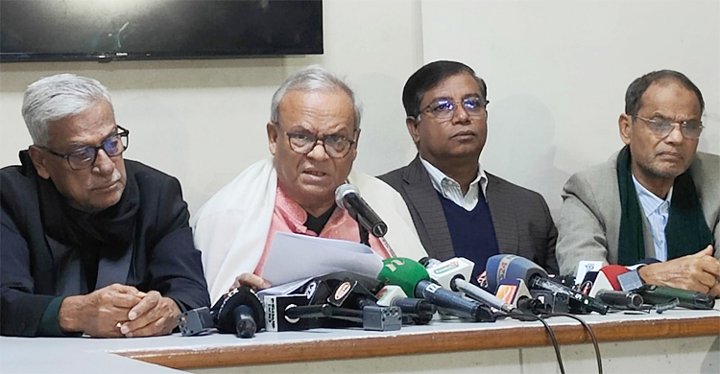 মনে হচ্ছে সরকার ধাওয়া খেয়ে প্রাণ বাঁচাতে দৌড়াচ্ছে: রিজভী