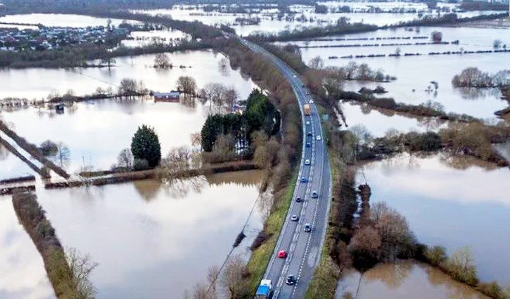 প্রবল বৃষ্টির পর ব্রিটেনে বন্যা