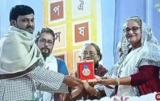 গবেষক সুমনকুমার দাশের হাতে বাংলা একাডেমি পুরস্কার তুলে দিলেন প্রধানমন্ত্রী