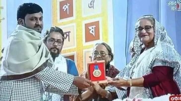 গবেষক সুমনকুমার দাশের হাতে বাংলা একাডেমি পুরস্কার তুলে দিলেন প্রধানমন্ত্রী