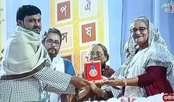 গবেষক সুমনকুমার দাশের হাতে বাংলা একাডেমি পুরস্কার তুলে দিলেন প্রধানমন্ত্রী