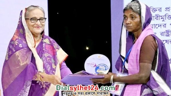 ‘সফল জননী’ হিসেবে শ্রেষ্ঠ জয়িতার সম্মাননা পেলেন চা শ্রমিক কমলি রবিদাস