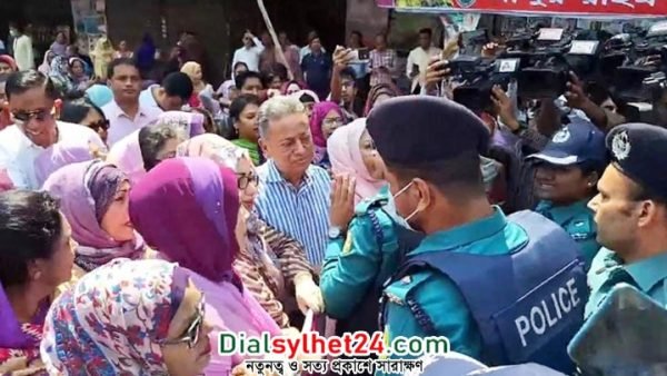 নারী দিবসে মহিলা দলের র‌্যালিতে পুলিশি বাধার অভিযোগ