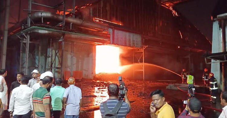 এস আলমের কারখানায় আগুনে পুড়লো এক লাখ টন চিনি