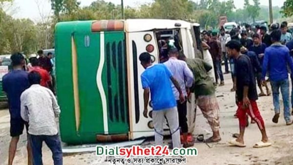 সাদাপাথর যাওয়ার পথে দুর্ঘটনায় টুরিস্ট বাস, আহত অন্তত ২০