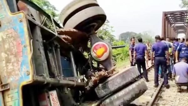 ফেনীতে ট্রাকে ট্রেনের ধাক্কায় নিহত বেড়ে ৬