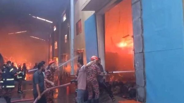 খুলনায় পাটকলে আগুন, নিয়ন্ত্রণে ৮ ইউনিট