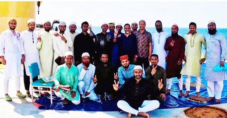 জিম্মি বাংলাদেশি জাহাজের নাবিকরা ঈদ পালন করলেন আজ