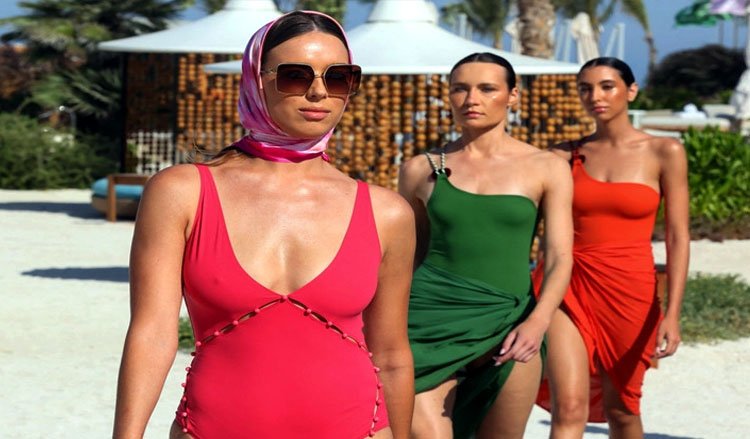 প্রথমবারের মত সৌদি আরবে সাঁতারের পোশাকের ফ্যাশন শো অনুষ্ঠিত