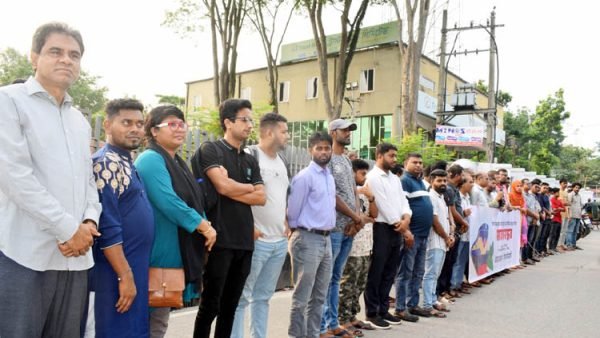 সিলেট-কক্সবাজার রুটে নতুন ট্রেন সার্ভিস চালুর দাবিতে মানববন্ধন