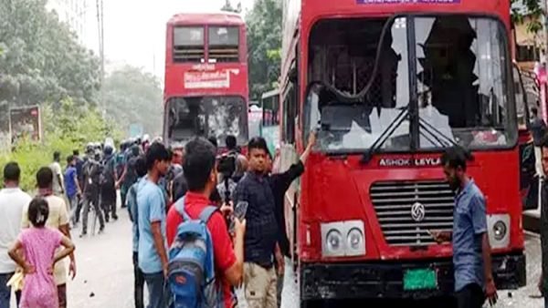 ব্যাটারিচালিত অটোরিকশা বন্ধের প্রতিবাদে রাজধানীতে সড়ক অবরোধ বাস-ট্রাক-মোটরসাইকেল ভাঙচুর