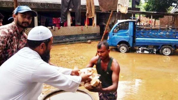 সিলেটে ক্ষতিগ্রস্থ পানি বন্দী মানুষদের মাঝে ইসলামী আন্দোলনের খাদ্য সামগ্রী বিতরণ