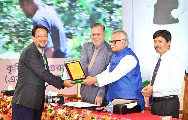 কৃষিক্ষেত্রে এআইপি সম্মাননা ২০২১ পেলেন ফলচাষী মোঃ সিরাজুল ইসলাম