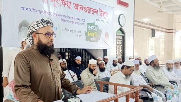 ৪ জনের উমরা হজ্বসহ শতাধিক কৃতী শিক্ষার্থীদের পুরস্কৃত করলো বরুণা মাদরাসা