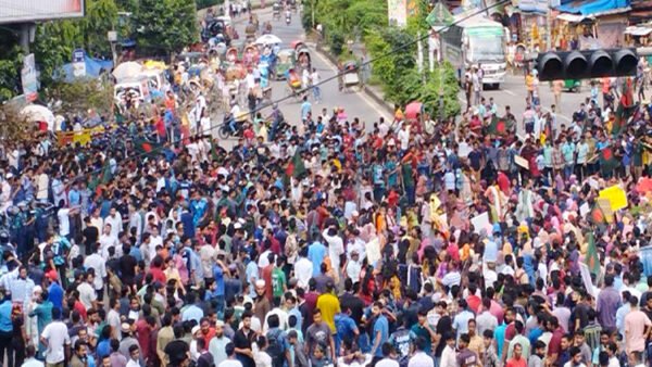শাহবাগে শিক্ষার্থীদের সড়কও অবরোধ সমাবেশ ও অবস্থান কর্মসূচি