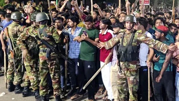 সচিবালয়ে এলাকায় শিক্ষার্থীদের ধাওয়ায় ছত্রভঙ্গ আনসার সদস্যরা