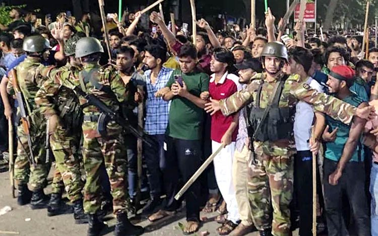 সচিবালয়ে এলাকায় শিক্ষার্থীদের ধাওয়ায় ছত্রভঙ্গ আনসার সদস্যরা