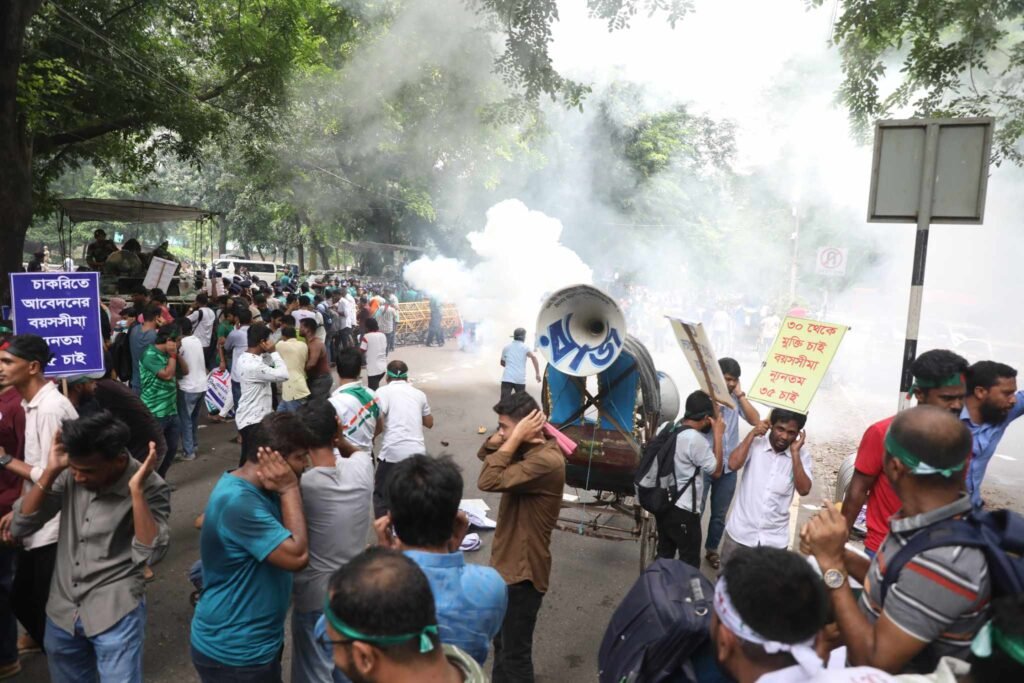 চাকরিতে আবেদনের বয়সসীমা ৩৫ প্রত্যাশীদের অবস্থান, পুলিশের টিয়ারশেল নিক্ষেপ