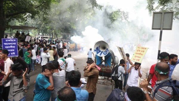 চাকরিতে আবেদনের বয়সসীমা ৩৫ প্রত্যাশীদের অবস্থান, পুলিশের টিয়ারশেল নিক্ষেপ