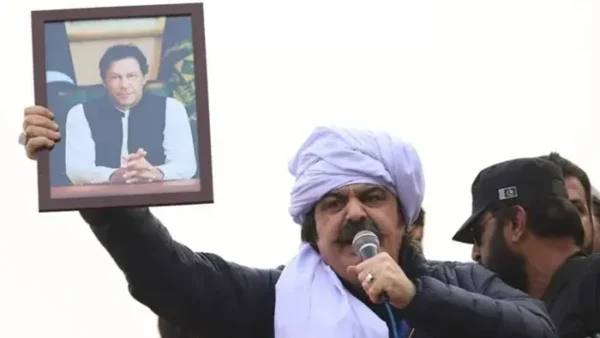 এবার ইমরানের বিরুদ্ধে সন্ত্রাসবাদে উস্কানির অভিযোগে মামলা