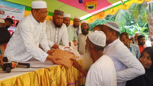 মাদারীপুরে ১১ শহিদ পরিবারকে ২২ লাখ টাকা দিল জামায়াত