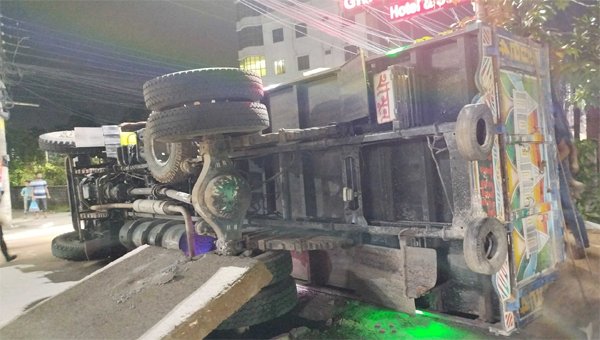 সিলেটে উল্টে গেলো বালুবাহী ট্রাক