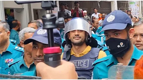 বাবুর্চি হৃদয় মিয়াকে হত্যাচেষ্টা মামলায় রিমান্ড শেষে কারাগারে ব্যারিস্টার সুমন