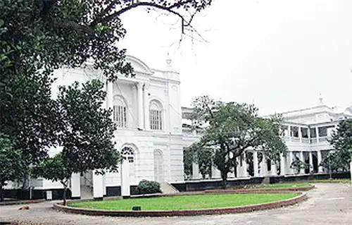 গণহত্যার অভিযোগে ১৭ পুলিশ কর্মকর্তার বিরুদ্ধে পরোয়ানা ট্রাইব্যুনালে