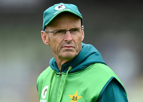 পাকিস্তানের কোচের দায়িত্ব ছেড়ে দিলেন কারস্টেন