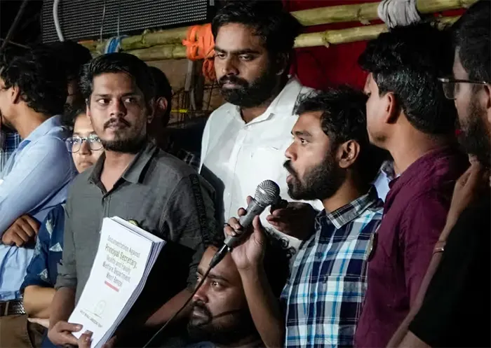 অবশেষে আমরণ অনশন প্রত্যাহার করলেন জুনিয়র ডাক্তাররা