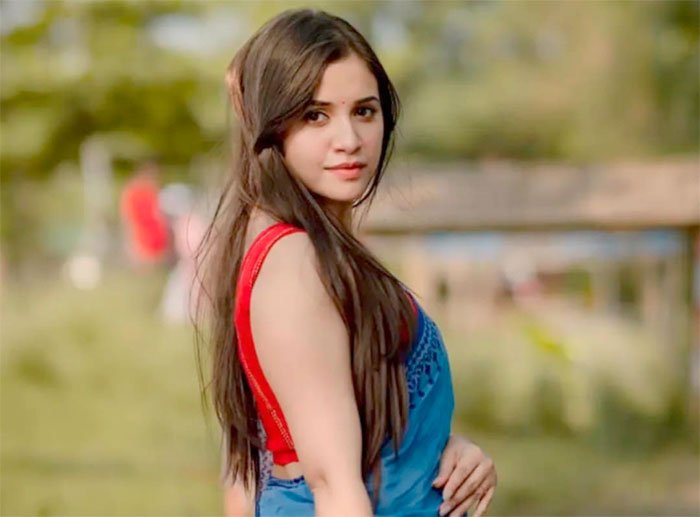 আপত্তিকর ভিডিও ধারণ, মধ্যরাতে লাইভে এসে অভিযোগ তাসনুভা তিশার