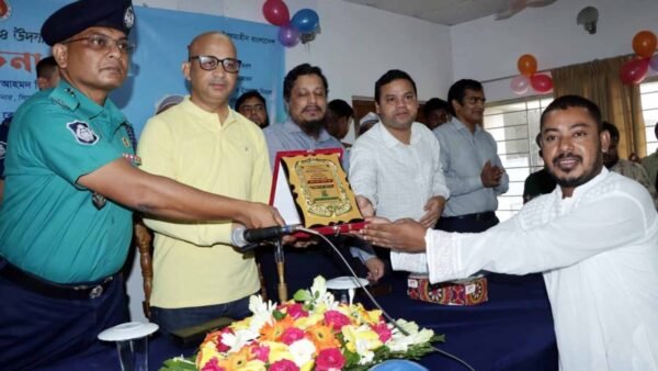 শ্রেষ্ঠ যুব সংগঠক পুরস্কার পেলেন দক্ষ সংগঠক ও অভিনয়শিল্পী কামাল