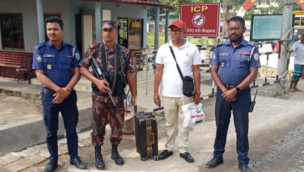 তামাবিল হয়ে দেশ ছাড়ার সময় ইউপি চেয়ারম্যান আটক