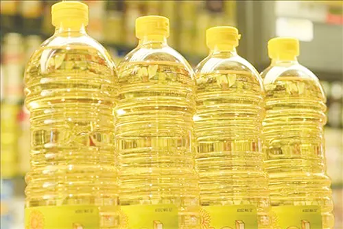 বাজারে সয়াবিন তেলের তীব্র সংকট, বিক্রি হচ্ছে উচ্চ দামে