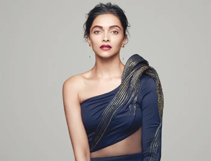 নাচে-গানে মাতালেন দীপিকা