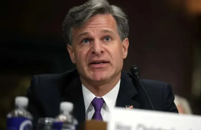 ট্রাম্পের আনুষ্ঠানিক ক্ষমতা গ্রহণের আগেই পদত্যাগের ঘোষণা এফবিআই পরিচালকের