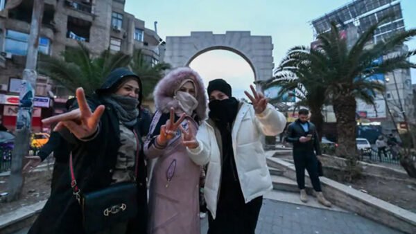 ছবিতে দামেস্কবাসীর উল্লাস