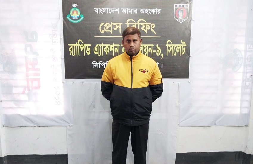 বিদেশি আ গ্নে য়া স্ত্রসহ র‍‍্যাবের জালে একজন