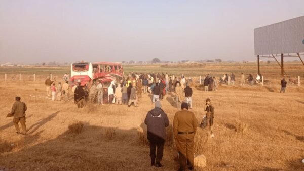 পাকিস্তানের পাঞ্জাবে সড়ক দুর্ঘটনায় নিহত ১৮