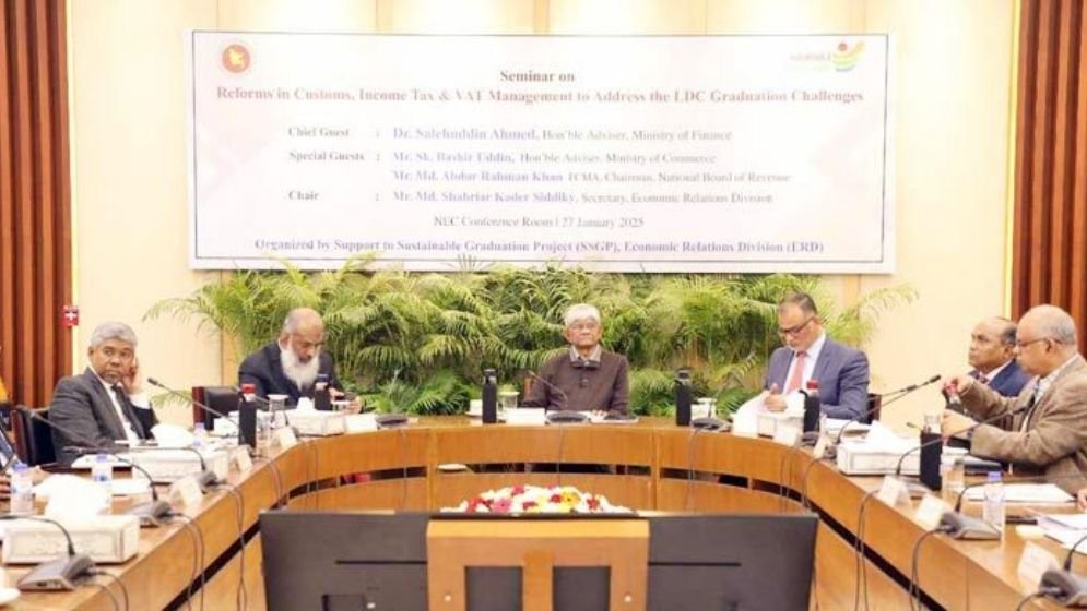 ‘টেবিলের নিচে টাকা দেওয়ার চেয়ে বাড়তি ভ্যাট ভালো’